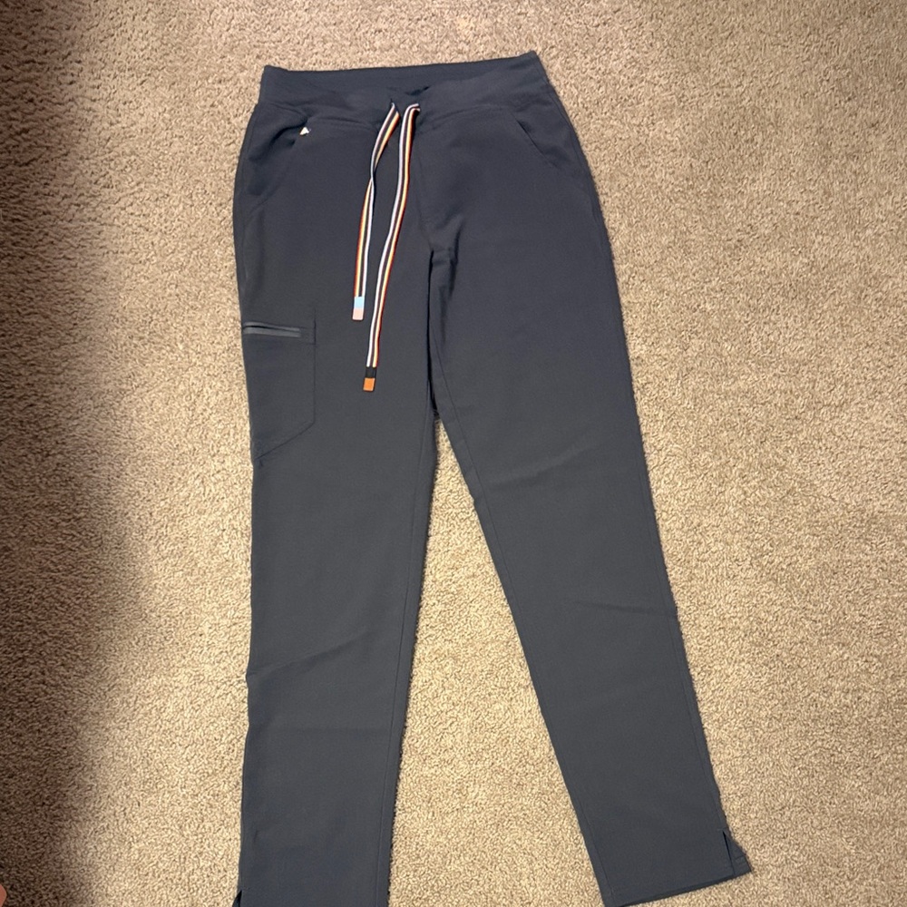 Women’s Figs Pants- size: small/tall